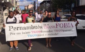 Manifestantes de grupo LGBT realizam caminhada nesta quarta