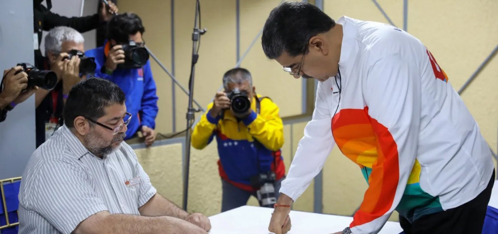Venezuelanos aprovam  anexação de território de Essequibo
