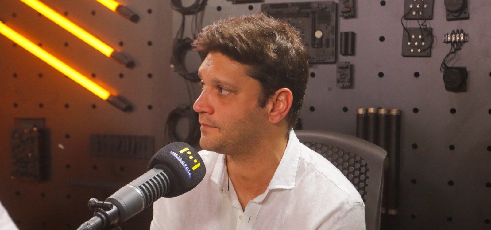 “Teatro não é só hobby, nós produzimos 4,2% do PIB do Brasil”, diz ator Armando Babaioff