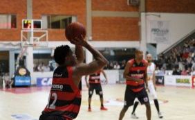 Universo/Vitória vence Caxias fora de casa e volta para zona dos playoffs