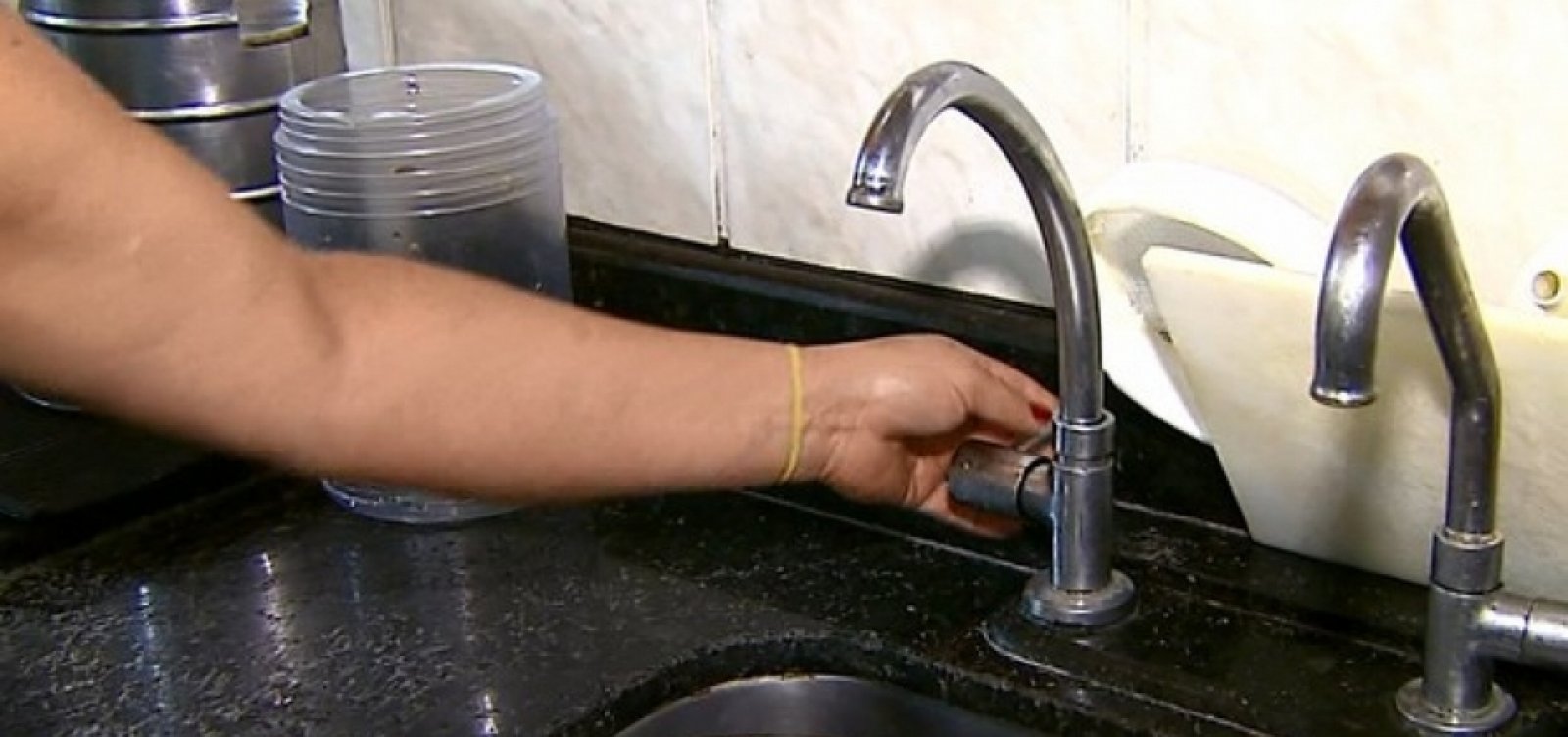 Após vazamento, quatro bairros da Orla de Salvador estão sem água