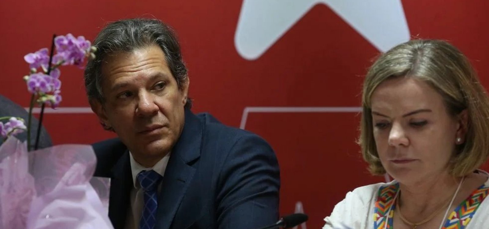 Haddad e Gleisi divergem em evento do PT sobre relação entre déficit nas contas e crescimento econômico.