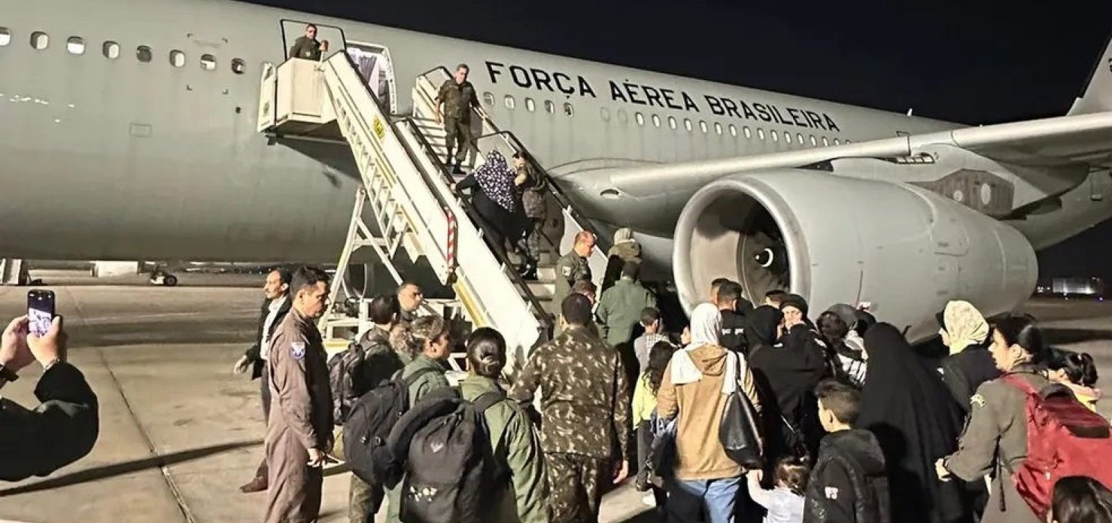 Segundo grupo de brasileiros e palestinos resgatados de Gaza embarcam rumo ao Brasil