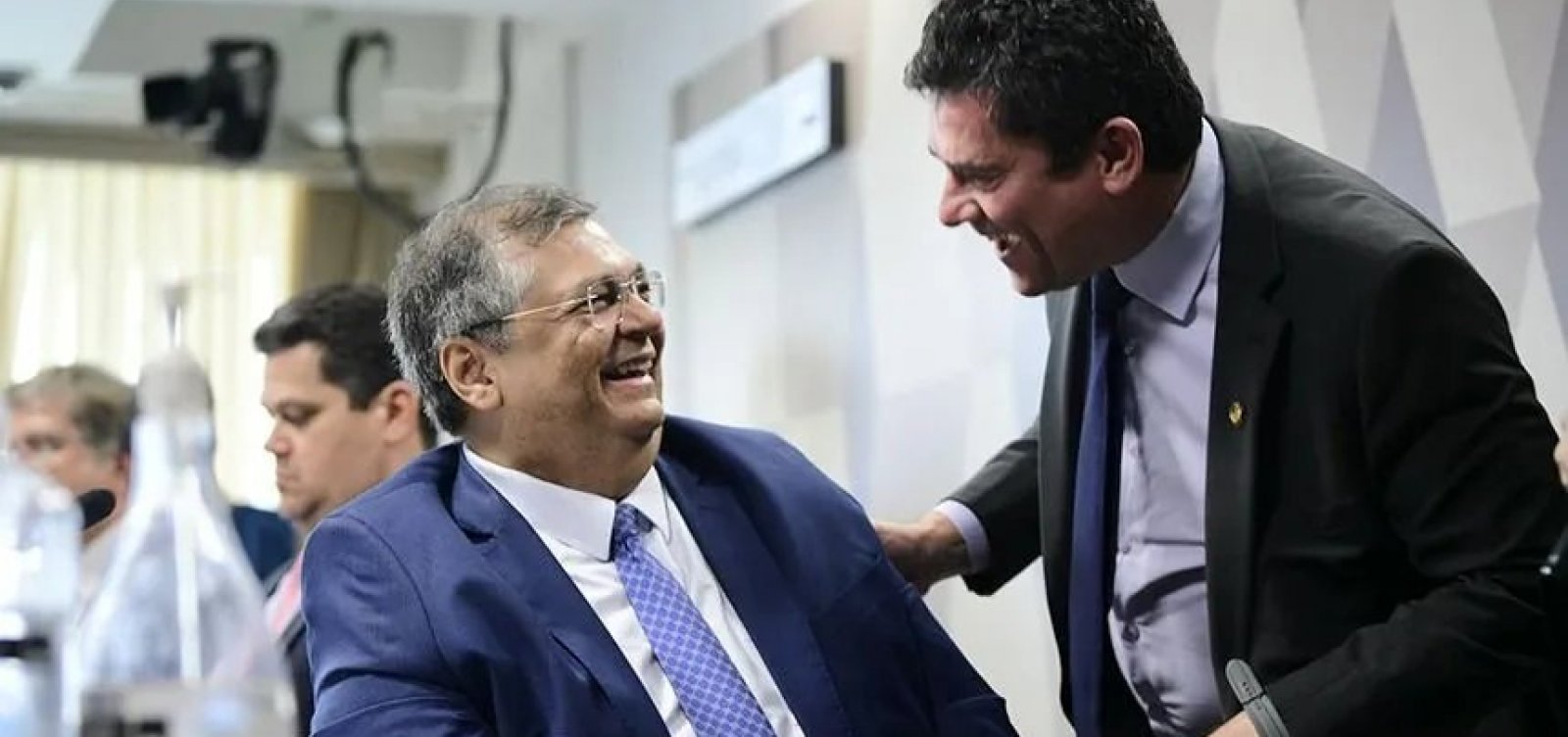 Mesmo com divergências políticas, Dino e Moro se cumprimentam de forma amigável em sabatina