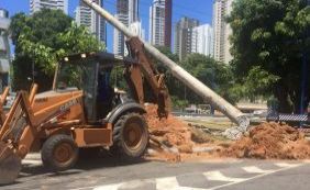Poste danificado em grave acidente permanece na Av. Vasco da Gama