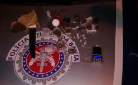 Jovem é preso com arma em Jequié; PM apreende drogas e balança de precisão