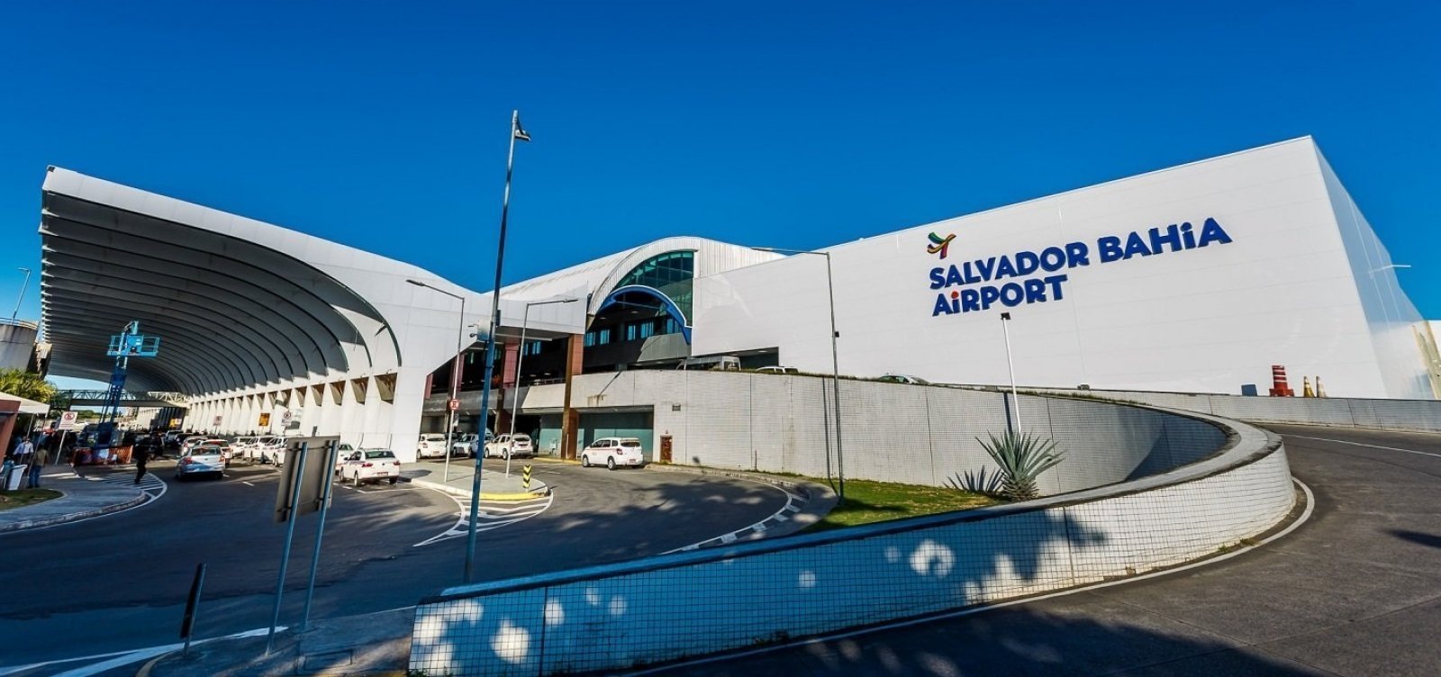 Voos são retomados no Aeroporto de Salvador após suspensão por causa das chuvas intensas 