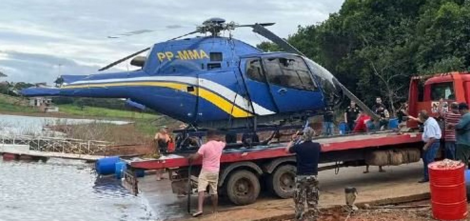 Helicóptero que caiu em Capitólio, no Lago de Furnas, foi retirado da água nesta quarta-feira