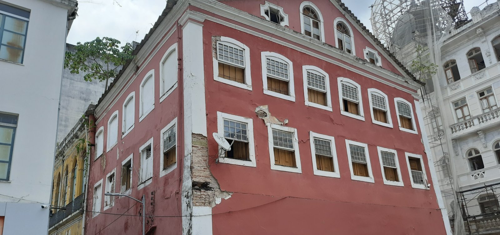 Casarão do antigo restaurante Colon ameaça (ainda mais) desabar no Comércio