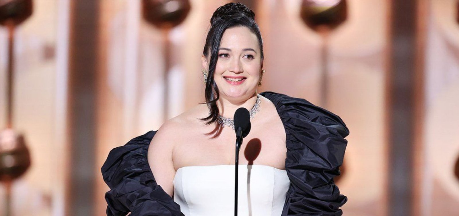 Lily Gladstone é a primeira mulher indígena a ganhar o Globo de Ouro