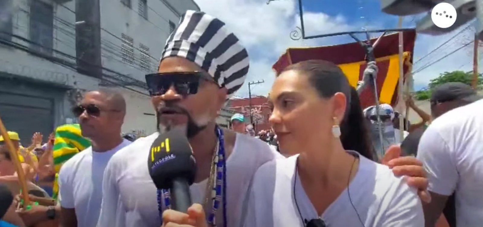 Na Lavagem do Bonfim, Carlinhos Brown faz manifesto e pede paz no Oriente Médio e Equador