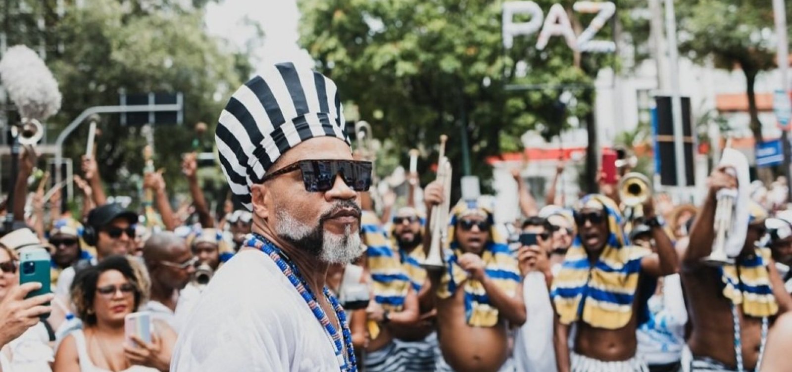 "Meu prefeito é Carlinhos Brown", diz foliã em passagem do Zárabe