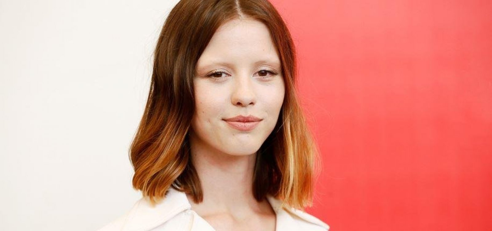 Mia Goth é acusada de chutar figurante na cabeça durante filmagens
