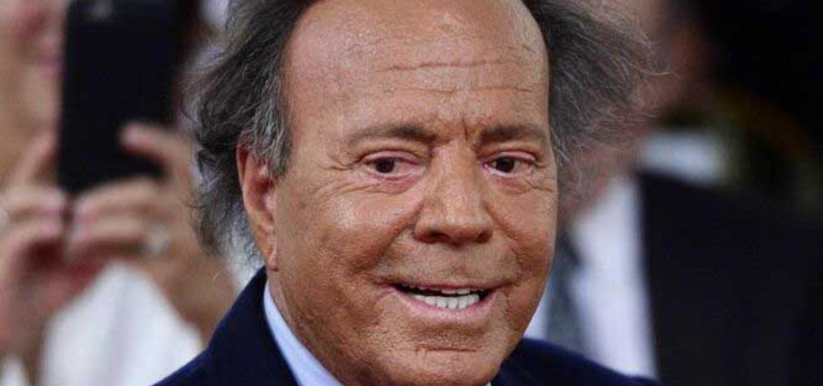 Julio Iglesias leva 42 quilos de alimentos na mala e é detido em aeroporto