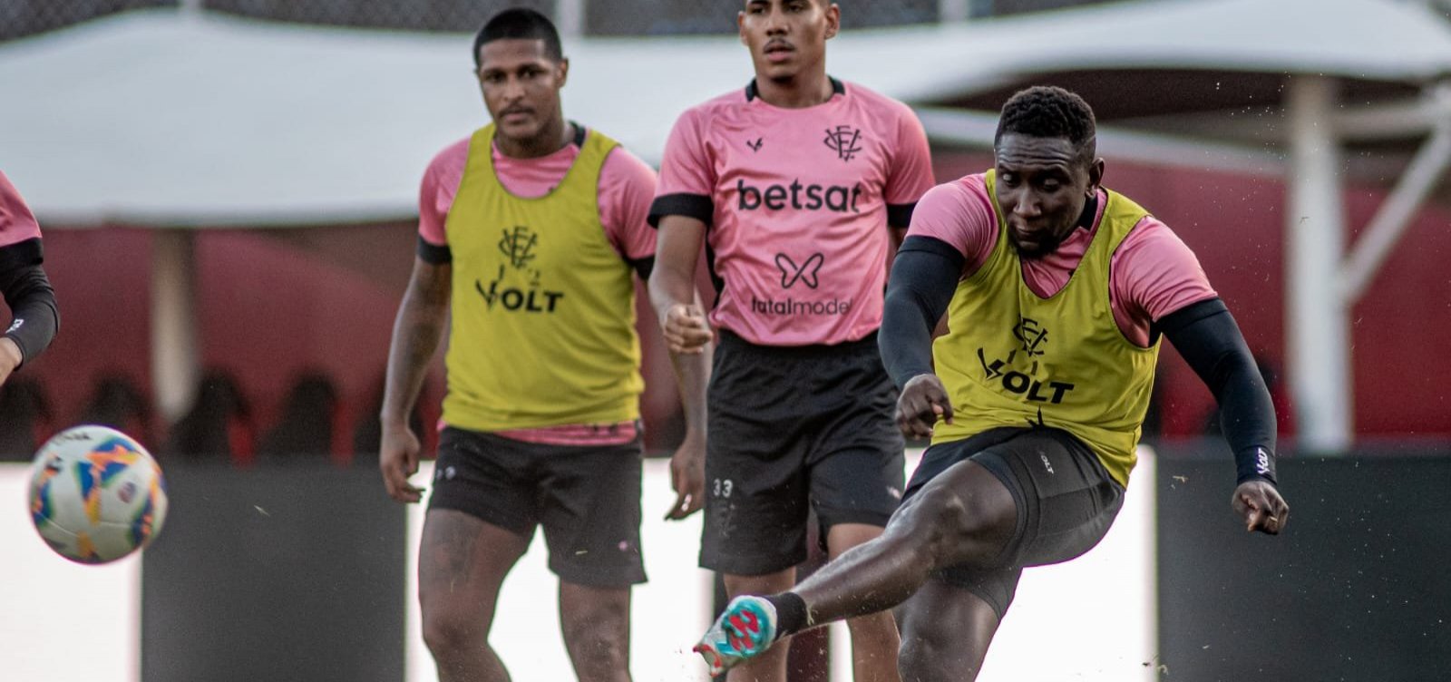 De olho na liderança do Baianão, Vitória encara o Bahia de Feira neste sábado