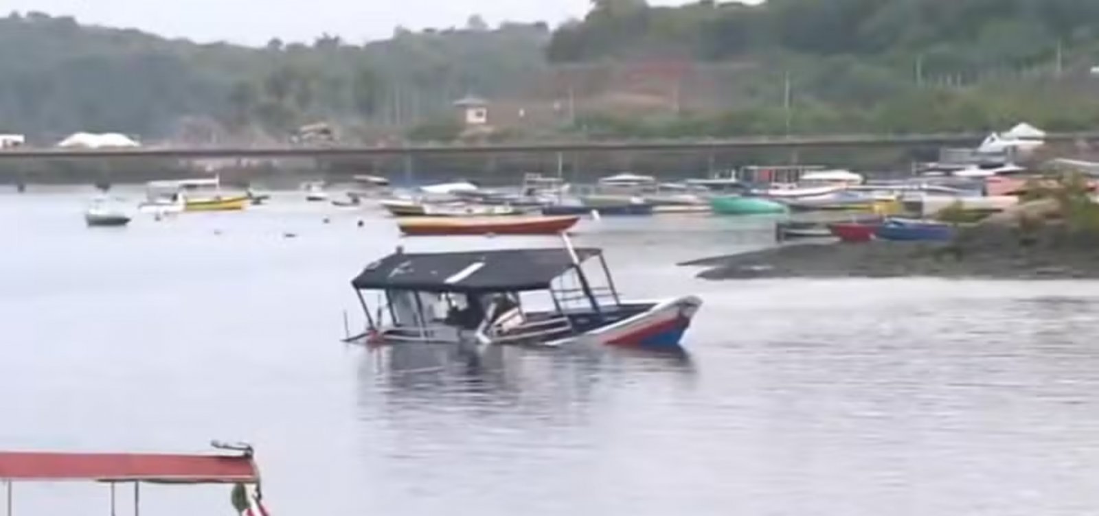 Polícia procura condutor do barco que virou em Madre de Deus, homem fugiu do local