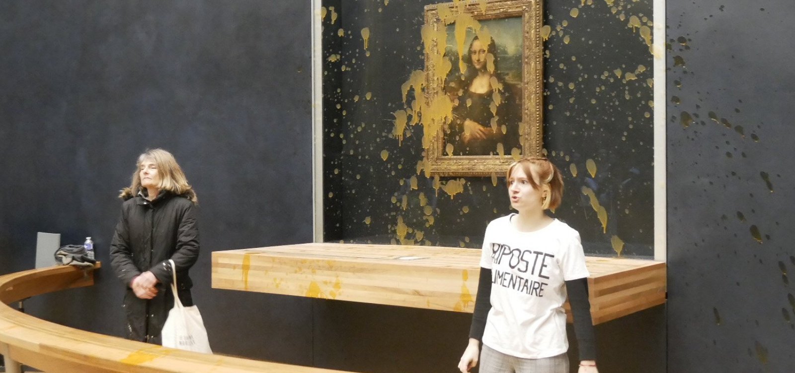 Ativistas jogam sopa no quadro da Mona Lisa, no Museu do Louvre, em Paris