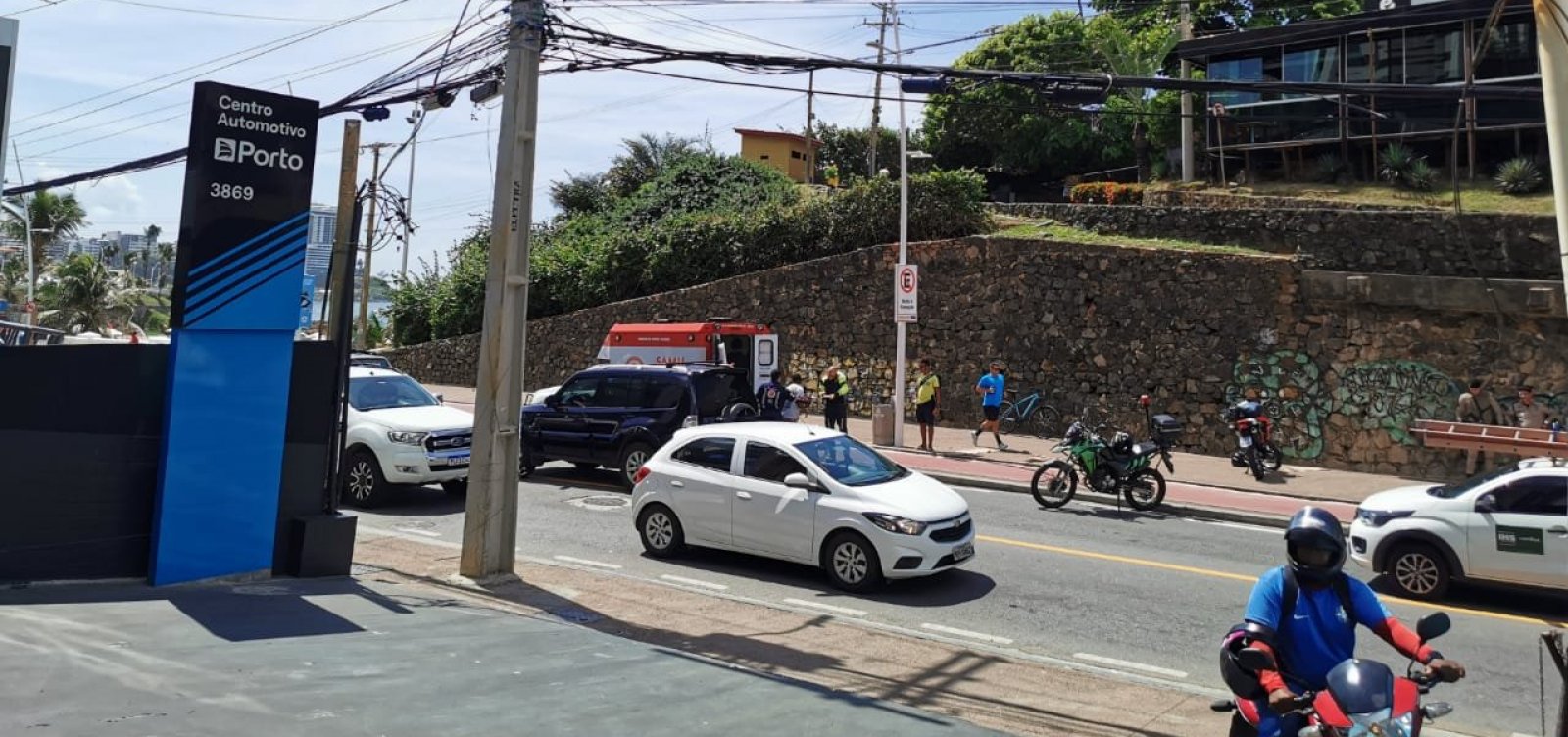 Manhã de segunda-feira é marcada por cinco acidentes de trânsito em Salvador; sete pessoas ficaram feridas 