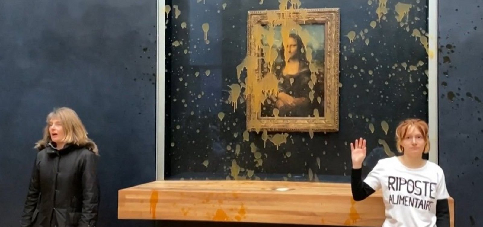 "Sopa na Mona Lisa" resulta em multa equivalente a R$ 8 mil para ativistas responsáveis pelo ato 