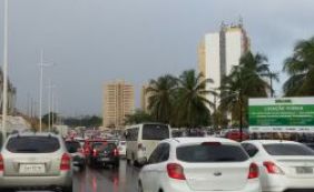 Chuva causa congestionamento na Av. Paralela; confira o trânsito