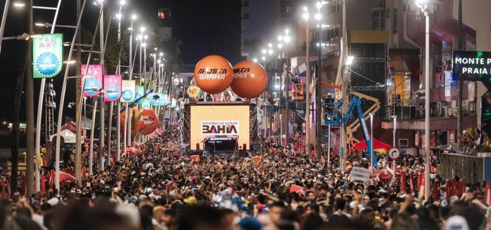 Primeiro dia de Carnaval reúne mais de 1,2 milhão de foliões nas ruas de Salvador
