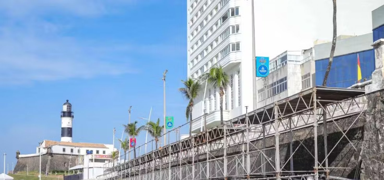 Corpo de Bombeiros libera passarela para ambulantes e estrutura já será utilizada nesta sexta-feira de Carnaval