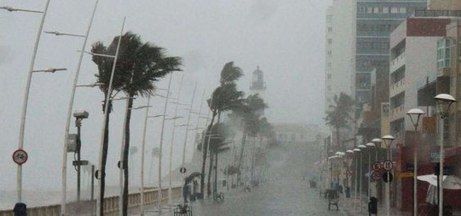 Chuvas intensas causam alagamentos e deslizamentos em Salvador nesta sexta-feira