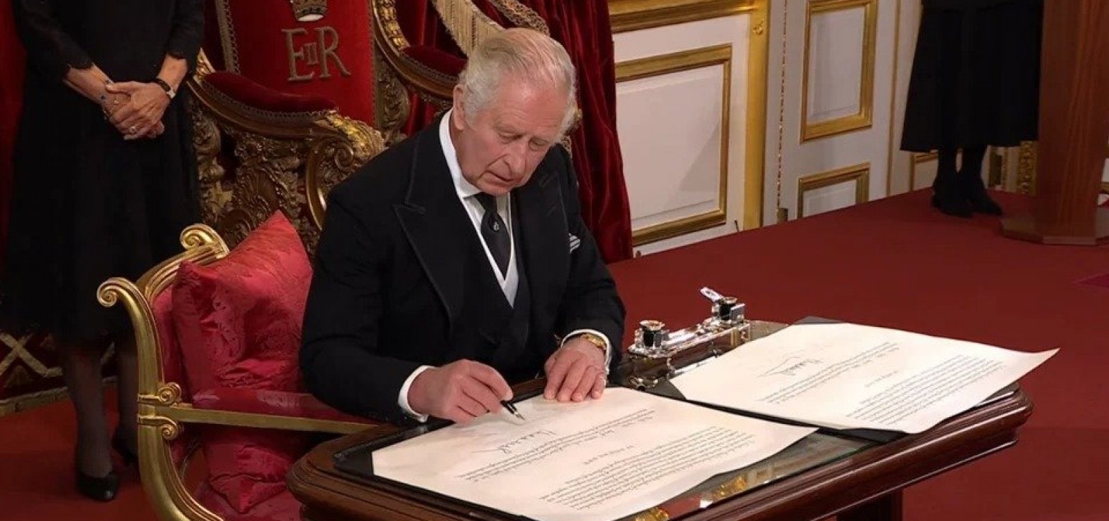 Rei Charles III retorna ao Palácio De Buckingham após início do tratamento de câncer
