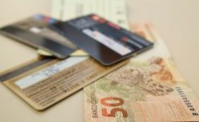 Juro do cheque especial chega em 293,9% em fevereiro, diz Banco Central
