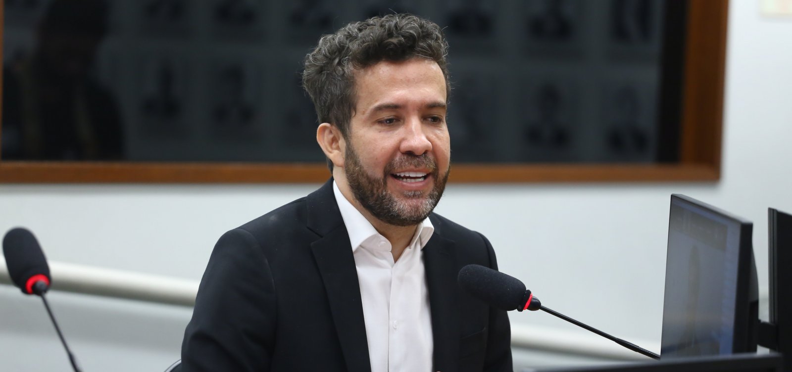 Quebra de sigilos bancário e fiscal de André Janones é aprovada por ministro do STF