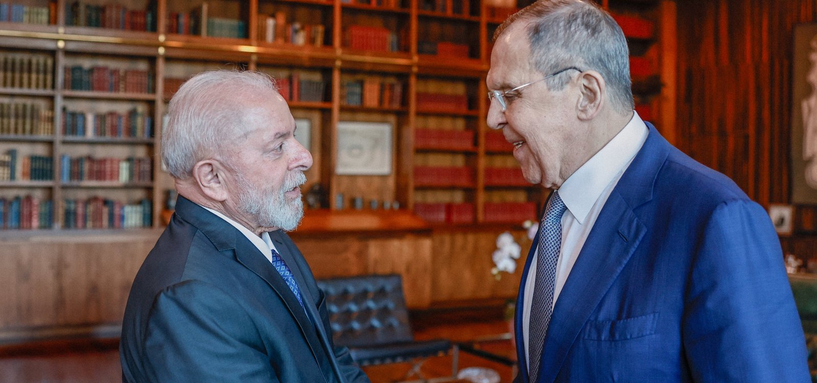 Governo de Lula empresta avião da FAB para chanceler russo se encontrar com presidente