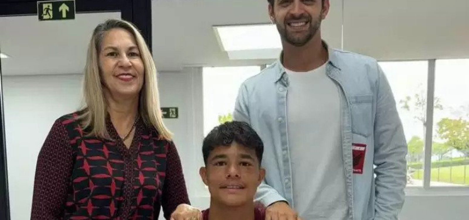 Filho de Eliza Samudio assina primeiro contrato como goleiro do Athletico-PR