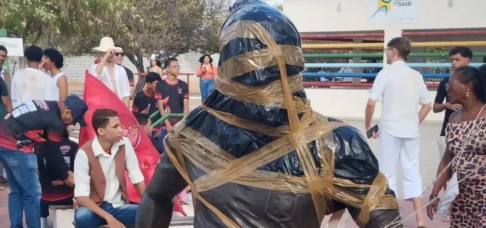 Estátua de Daniel Alves em Juazeiro é depredada após jogador ser condenado a prisão por estupro