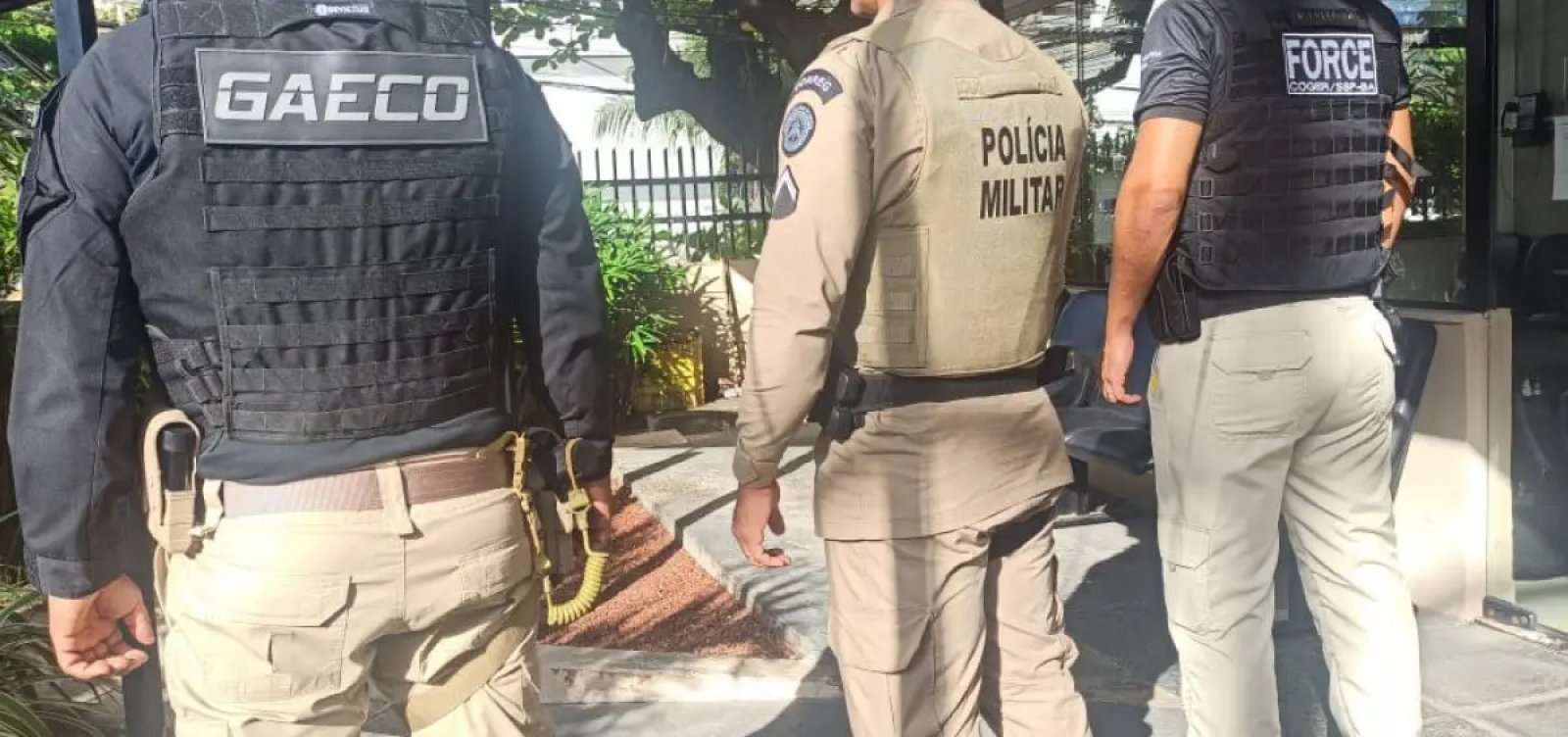 Policiais são investigados por vender fuzis em grupo de WhatsApp na Bahia