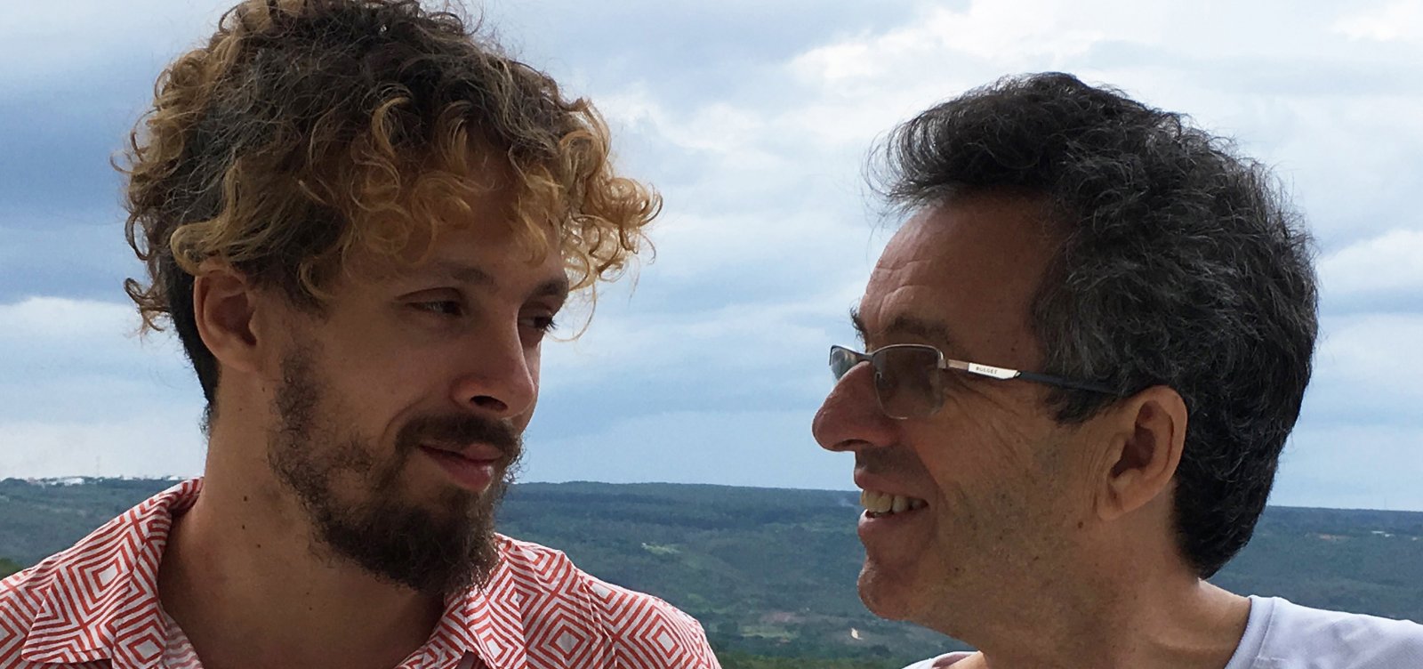 Péricles Cavalcanti faz show na Casa da Mãe, com participação de seu filho Leo