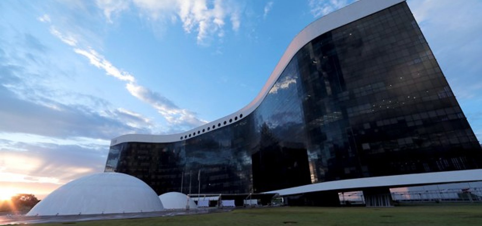 TSE pro&iacute;be 'deepfake' em campanhas e aprova regra que pode levar a cassa&ccedil;&atilde;o de candidato por uso irregular de IA