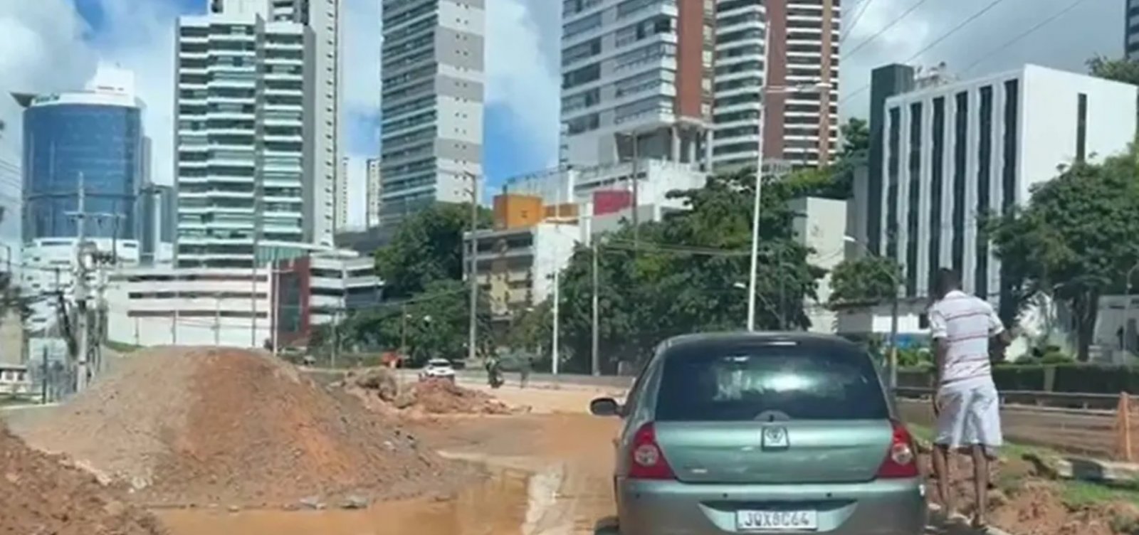 Bairros de Salvador ficam sem água após rompimento de adutora na Avenida Juracy Magalhães