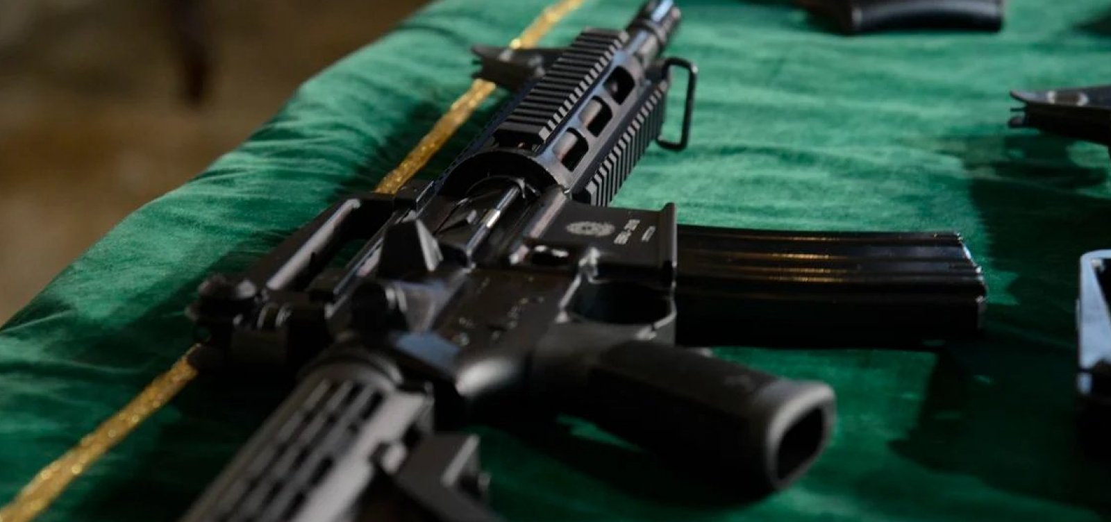Exército liberou licenças de armas para 5,2 mil condenados por tráfico de drogas e outros crimes
