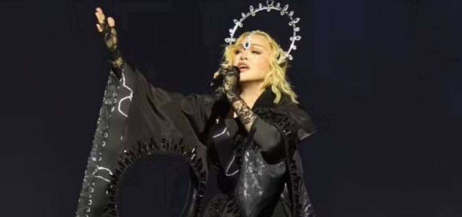 Madonna repreende fã por estar sentado durante show e depois percebe que ele era cadeirante 