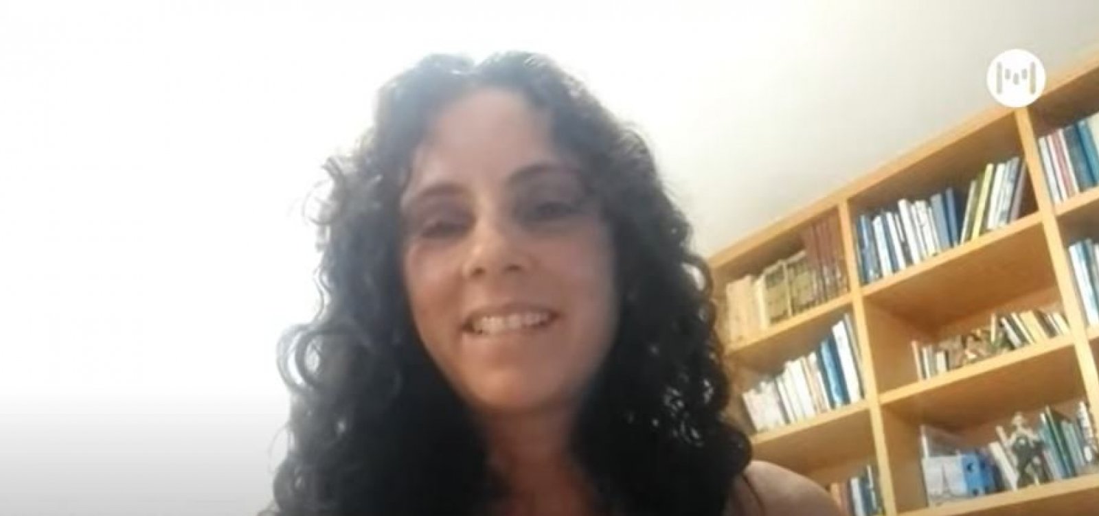 “No Brasil tem histórias que parecem uma distopia”, diz Vera Saad sobre livro que retrata o país nos anos 90