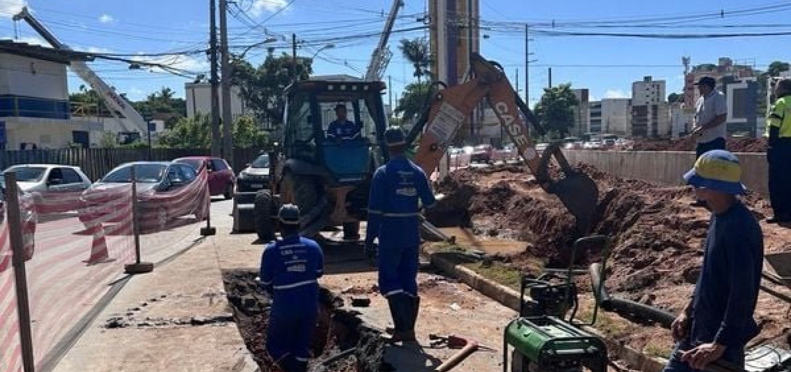 Tubulação rompe na rua Lucaia e abastecimento de água é suspenso em cinco bairros de Salvador