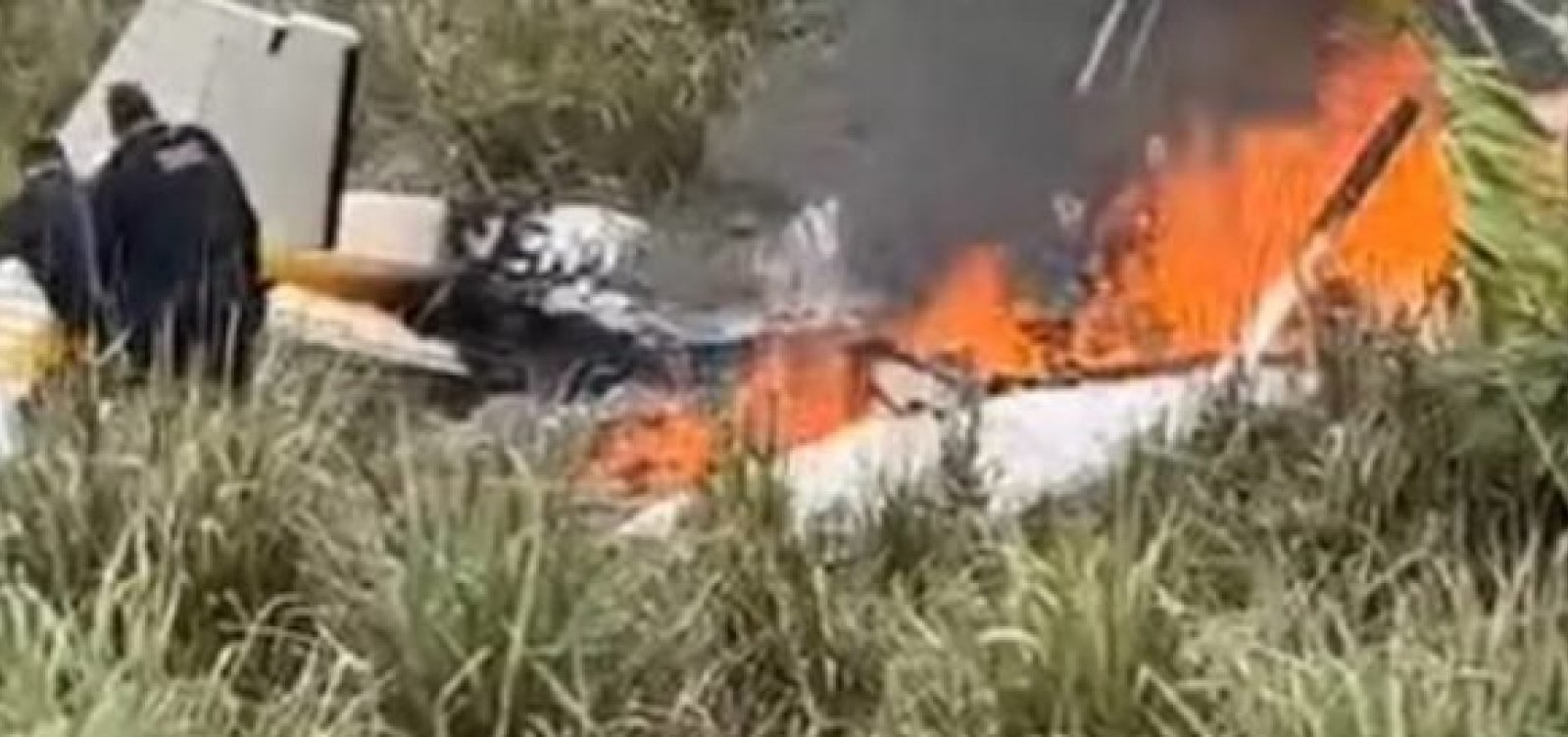 Avião de pequeno porte cai no interior do Acre e deixa 1 morto e 3 feridos