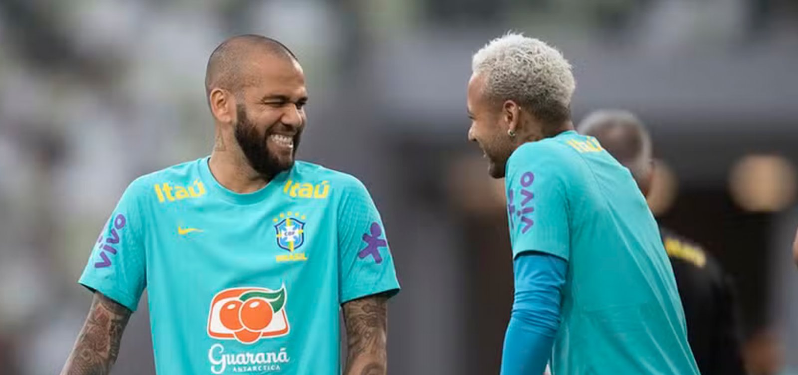 Daniel Alves vai recorrer ao pai de Neymar para pagar fiança, diz jornal
