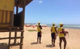 Salva-vidas de Lauro de Freitas orientam banhistas sobre riscos; confira