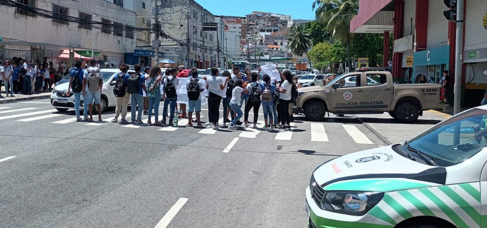 Estudantes de colégio estadual Manuel Devoto fazem protesto no Rio Vermelho