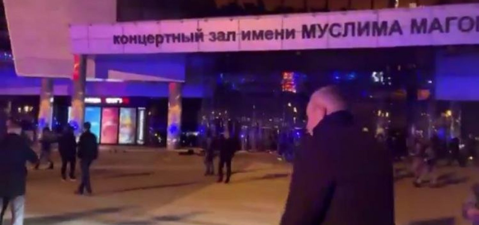 Homens armados matam ao menos 40 pessoas durante atentado em casa de shows em Moscou
