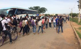 Em protesto contra aumento da tarifa de ônibus, estudantes fecham BR-242