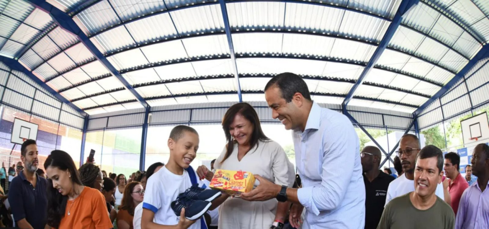 Alunos de escolas municipais recebem chocolates em ação de Páscoa da Prefeitura de Salvador  