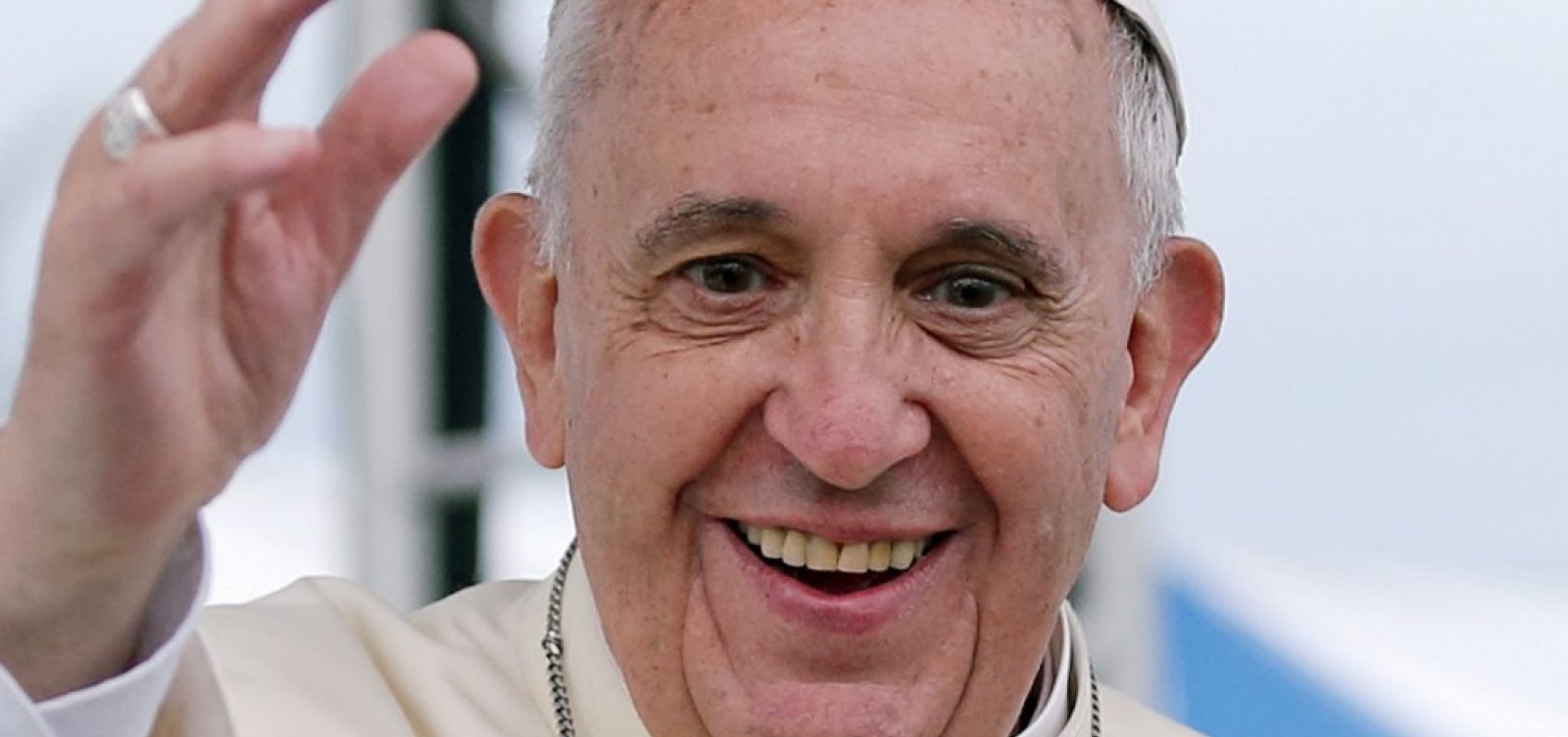 Papa Francisco beija pés apenas de mulheres pela primeira vez em rito anual de Páscoa 