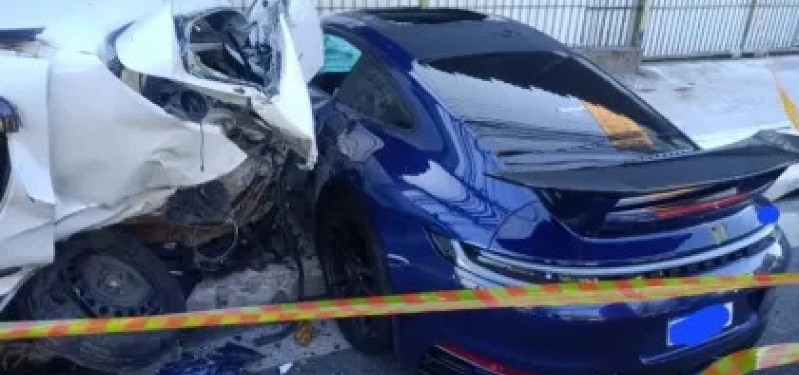 Motorista de Porsche  colide com um Renault, mata condutor e foge após acidente 